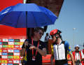 Parasols, gilets de glace : les coureurs mettent tout en œuvre pour se rafraîchir avant le départ par des températures avoisinant les 40°C.