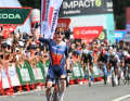 ... Eddie Dunbar surprend ses compagnons d'échappée avec une attaque à 600 mètres de l'arrivée et remporte la victoire