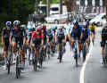 Eine riesige Spitzengruppe mit 36 Fahrern macht sich schließlich aus dem Staub und stellt den Etappensieger ...