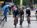 A 20 kilomètres de l'arrivée, Demi Vollering (devant), Elisa Longo Borghini (au milieu) et Liane Lippert (à droite) ont rejoint la tête de course.