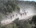 Sur les sections de gravel, les coureurs avalent beaucoup de poussière