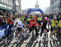 Kuurne-Bruxelles-Kuurne 2025 a démarré à Courtrai par un temps ensoleillé