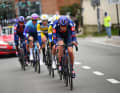 Le groupe de tête du jour comptait sept coureurs. Parmi eux : Enzo Leijnse (devant)