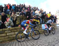 Auch an der Kapelmuur setzte kein Fahrer eine entscheidende Attacke. Weiterhin gab es viele Fahrer im Peloton, die sich Chancen auf den Sieg beim Omloop Nieuwsblad ausrechnen durften