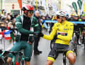 Arnaud Démare (v.l.) und Tim Merlier vor dem Start der 2. Etappe. In langer warmer Kleidung. Denn es war zunächst ziemlich feucht.