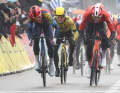 Josh Tarling (INEOS Grenadiers) s'est rapproché dans le sprint final, mais a dû s'incliner devant Pedersen.