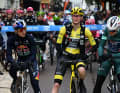 Even at the start in Vichy, the French weather was not at its best. It was a meagre seven degrees at lunchtime. So: warm clothes for the jersey wearers Lipowitz, Jorgenson and Merlier.