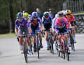 À environ 100 kilomètres de l'arrivée, une échappée de 13 coureurs s'est formée. Neve Bradbury (devant à droite) en faisait partie. Les échappées ont été reprises à temps avant l'arrivée.