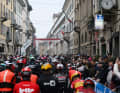 Milan-San Remo 2025 a débuté à Pavie dans des conditions pluvieuses. Mais le temps devrait s'améliorer au fil de la course.