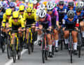 Die großen Teams um Team Visma | Lease a Bike und Team SD Worx - Protime blieben aber weiterhin auf dem Gaspedal und holten die Ausreißerinnen frühzeitig wieder ein