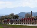 Mais le peloton s'est rapproché et n'avait plus que deux minutes et demie de retard après le deuxième sommet.