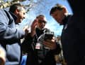 Krisengespräch vor der Etappe: Ex-Profi und Renndirektor Francisco Jose Garcia Armendaris (M.) und Kommissäre der UCI diskutieren die windbedingte Verkürzung der Etappe.