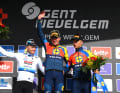 Mads Pedersen (au centre) remporte Gand-Wevelgem 2025 devant Tim Merlier (à droite) et Jonathan Milan (à gauche)