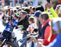 La course des femmes suscite autant d'enthousiasme en Flandre que celle des hommes. Ici, la Belge Justine Ghekiere de l'équipe AG Insurance-Soudal prend des selfies avec les fans.
