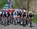 Dans le peloton, les équipes Alpecin - Deceuninck et UAE Team Emirates - XRG ont géré le rythme.