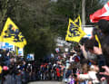 Durch diese hohle Gasse müssen sie kommen: Fans und Peloton am Oude Kwaremont