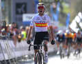 Alex Aranburu was jubilant as he crossed the finish line of stage 3 in first place. Initially, he was stripped of his victory because he had crossed a roundabout on the supposedly wrong side. The jury later revised the decision: Aranburu is the winner.
