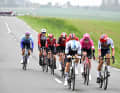 Nach Rennbeginn setzten sich acht Fahrer ab und bildeten eine Fluchtgruppe ...