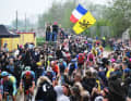 Les coureurs de Paris-Roubaix sont encouragés par d'innombrables fans.
