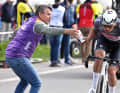 Un assistant de l'équipe Alpecin - Deceuninck tend une bouteille à Mathieu van der Poel