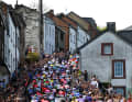 De nombreux fans étaient une fois de plus au bord de la route pour acclamer les coureurs.