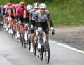 Im Peloton war es zu großen Teilen das UAE Team Emirates - XRG, das die Ausreißer an der kurzen Leine hielt