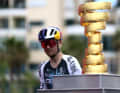 Verstohlener Blick auf die Trophäe für den Sieger des Giro / Foto: Getty Images / LUCA BETTINI