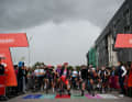 Des nuages sombres dans le ciel de Golmayo au départ de la 5ème étape de la Vuelta Femenina 2025.