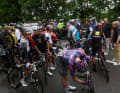 Le peloton s'arrête après la neutralisation.