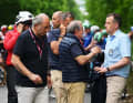 Le président du jury Stefano Allocchio, le directeur de course Mauro Vegni et un commissaire de l'UCI discutent de la suite de l'étape.