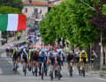 Le peloton en préparation pour la montée finale.