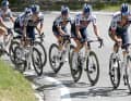 Pendant ce temps, dans le peloton, Red Bull - BORA - hansgrohe assurait le suivi. La laisse de l'équipe Roglic était longue
