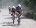 Mais dans un premier temps, ce sont d'autres qui ont été les protagonistes. Dès le départ, un groupe de six personnes s'est détaché autour des deux professionnels d'Alpecin, Kaden Groves et Quinten Hermans, et a réussi à atteindre le premier secteur de terre.