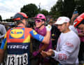 Im Ziel freute sich Mads Pedersen mit seinen Teamkollegen.