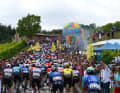 Le peloton s'est déchiré en plusieurs parties lors de la première ascension de la journée vers le Muro di Ca' del Poggio, qui ne faisait que 1000 mètres de long, mais dont la pente était de 12 pour cent.