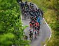 Dans le peloton, en revanche, les choses sont restées modérées. L'écart s'est creusé jusqu'à six minutes avant le premier classement de la montagne, puis a dépassé les neuf minutes.