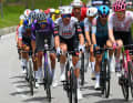 De l'autre côté du peloton, son coéquipier s'est battu avec une cinquantaine d'autres coureurs pendant plus de 30 kilomètres pour faire partie du groupe de tête du jour.