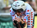 Ein ungewohntes Bild - Tadej Pogačar im gepunkteten Trikot beim Einzelzeitfahren der Tour de France