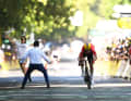 Double duel on the last metres of the 11th stage in Toulouse: While Jonas Abrahamsen and Mauro Schmid duel for the stage win, a security guard clears a protester out of the way with a tackle.