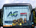 Es wird langsam eng im Mannschaftsbus von AG Insurance - Soudal. Drei Löwen fürs Gelbe Trikot und ein Hörnchen für den Tagessieg haben bereits hinter der Frontscheibe Platz genommen.