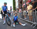 Dries De Bondt (Decathlon AG2R La Mondiale Team) est assis par terre, épuisé, après son attaque tardive.
