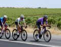 Le groupe du jour était constitué à la place de Remi Cavagna (Groupama - FDJ United), Matthew Greenwood (équipe nationale d'Australie) et Luke Plapp (Team Jayco AlUla, de gauche à droite), mais ils ont été repris à 24 kilomètres de l'arrivée.