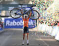 Lucinda Brand est la nouvelle championne du monde de cross. La jeune femme de 36 ans succède à Fem van Empel, qui a mis sa carrière entre parenthèses à la fin de l'année dernière.
