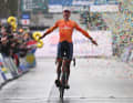 Mathieu van der Poel est le nouveau et l'ancien champion du monde de cyclo-cross.