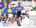 Mathieu van der Poel feiert seinen Solosieg im Ziel bei Omloop Het Nieuwsblad
