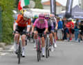 Au Poggio, c'est Puck Pieterse (devant) qui a mis le turbo. Son attaque a permis à un groupe de cinq coureurs de se détacher dans les derniers kilomètres.