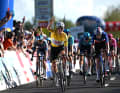 Tadej Pogacar célèbre sa deuxième victoire du jour dans le Tour de Romandie.