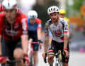 Adam Yates n'est qu'un des nombreux coureurs tombés et doit terminer le Tour d'Italie après l'étape. Marc Soler et Jay Vine abandonnent pendant l'étape