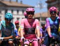 Lors de la 15ème étape du Giro d'Italia, Jonas Vingegaard a pu porter le maillot rose pour la première fois après son triomphe de la veille.