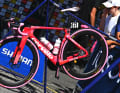 ROME, ITALIE - 31 MAI : Vue détaillée du vélo rose personnalisé Cervelo de Jonas Vingegaard du Danemark et de l'équipe Visma | Lease a Bike - Pink Leader Le vélo spécialement peint de Jonas Vingegaard (Team Visma | Lease a Bike).